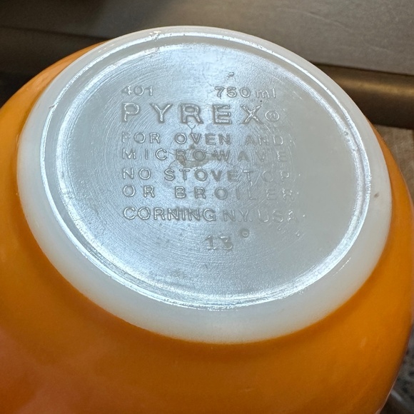 PYREX 401 Butterfly orange w/white flowers nesting round bowl USA, 750ML - Picture 7 of 7